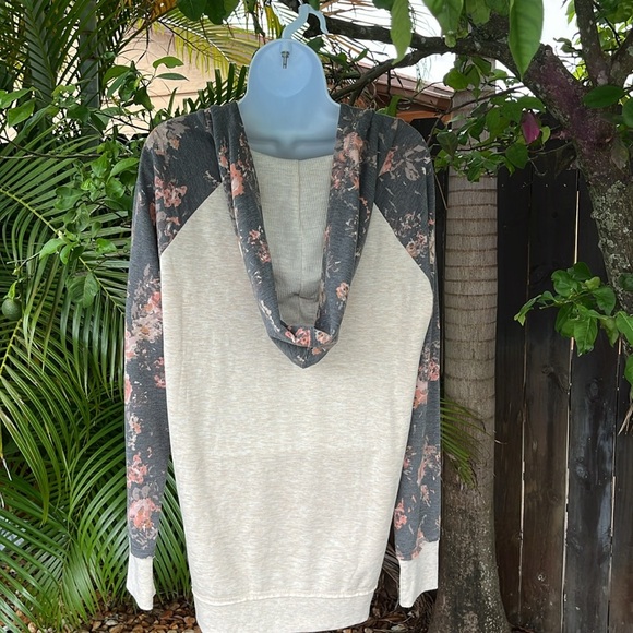 MAURICES Beige Floral Hoodie size medium - Picture 2 of 8